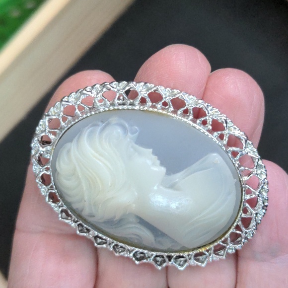 A206 🔥 5 For $35 🔥 Silver Tone Resin Cameo Brooch & Clip Earrings - Picture 2 of 5
